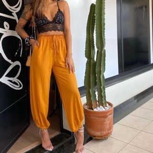 Mustard pants with elastic at the waist